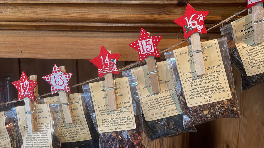 Eine Detailaufnahme von unserem Adventskalender mit Teepröbchen